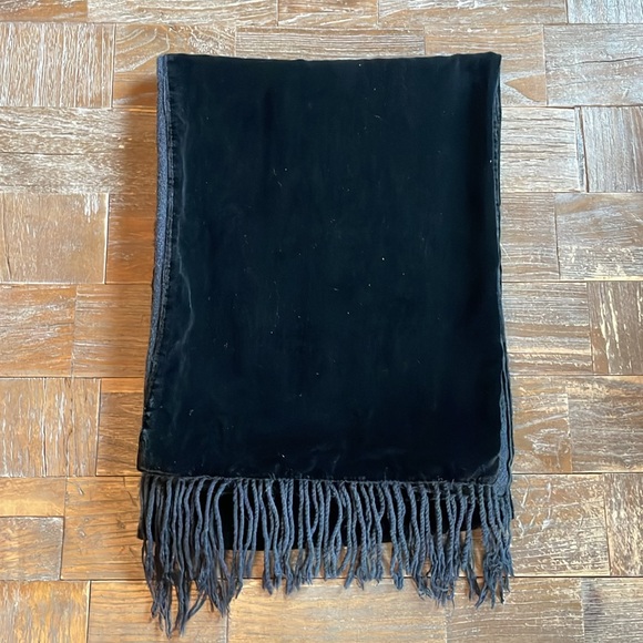 Kenneth Cole New York Silk and Cashmere Velvet Fringe Scarf🖤 - Picture 6 of 9
